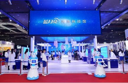 蓝月亮璀璨亮相美博会 推动中国洗涤剂浓缩化进(图1) 美博会创办人、中华全国工商联合会美容化妆品业商会会长马娅女士参观蓝月亮洗涤科技馆后接受媒体采访,盛赞蓝月亮卓越的创新精神和高度的社会责任感。