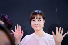 琼女郎陈德容惊现广州美博会现场玩自拍